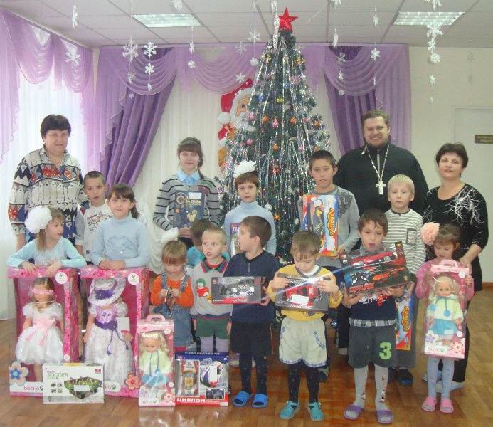15 воспитанников КУ ВО «Россошанский СРЦдН» получили Рождественские подарки