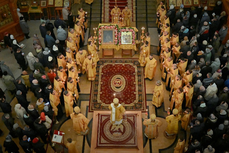 Митрополит Воронежский и Лискинский Леонтий возглавил служение всенощного бдения с акафистом у мощей святителя Митрофана, первого епископа Воронежского