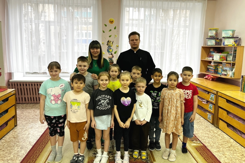Клирик Россошанского благочиния посетил детский сад № 7 в городе Россошь