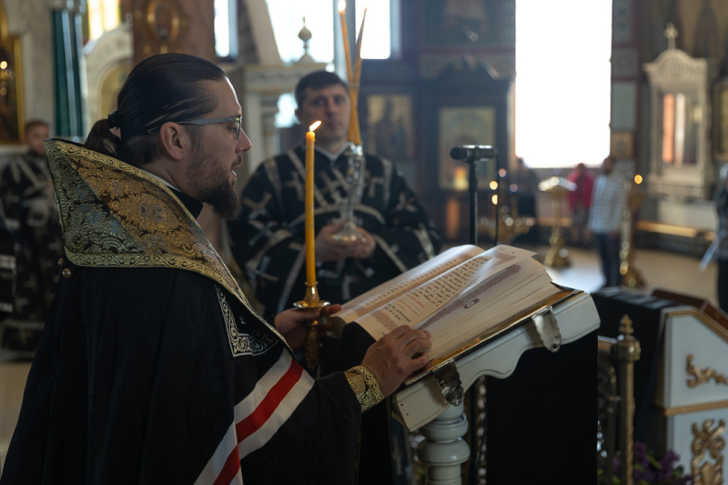 В Великий вторник вечером епископ Дионисий молился за вечерним богослужением в Ильинском соборе
