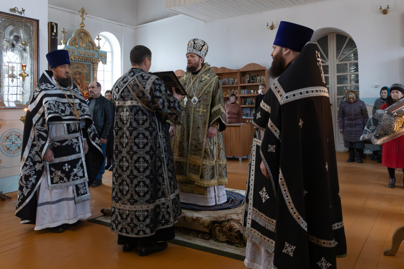 В среду 2-й седмицы Великого поста епископ Дионисий совершил Литургию Преждеосвященных Даров в Казанском храме пгт. Каменка