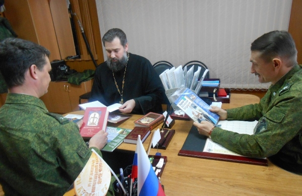 Настоятель Троицкого храма поселка Кантемировка встретился с сотрудниками пограничной комендатуры