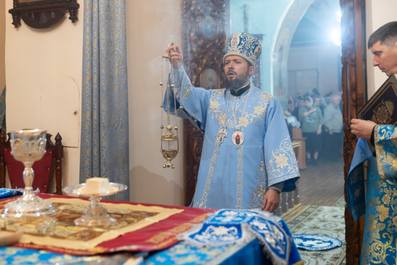 Архипастырь возглавил Божественную литургию на престольном празднике в Покровском храме г. Павловска.