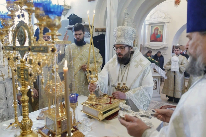 Митрополит посетил храмы. Иконы в храме Христа Спасителя в Москве. Благочинный Воскресенского округа протоиерей Александр Долбунов. Иконы храма Христа Спасителя Верещагина.