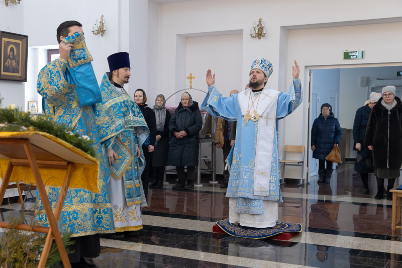 В праздник Сретения Господня епископ Дионисий совершил Божественную литургию в храме Всемилостивого Спаса г. Россошь