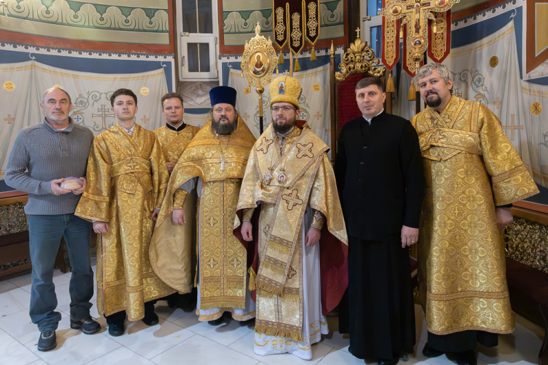 Правящий Архиерей возглавил служение Божественной литургии в Свято-Ильинском кафедральном соборе города Россошь в новогоднюю ночь