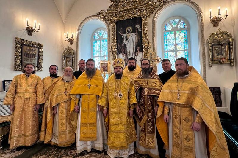 Епископ Россошанский и Острогожский Дионисий совершил Божественную литургию в Свято-Троицком соборе Раифского Богородицкого мужского монастыря