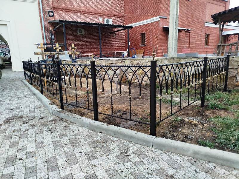 На территории древнейшего храма Калача установили крест и ограду над местом захоронения священнослужителей и благотворителей