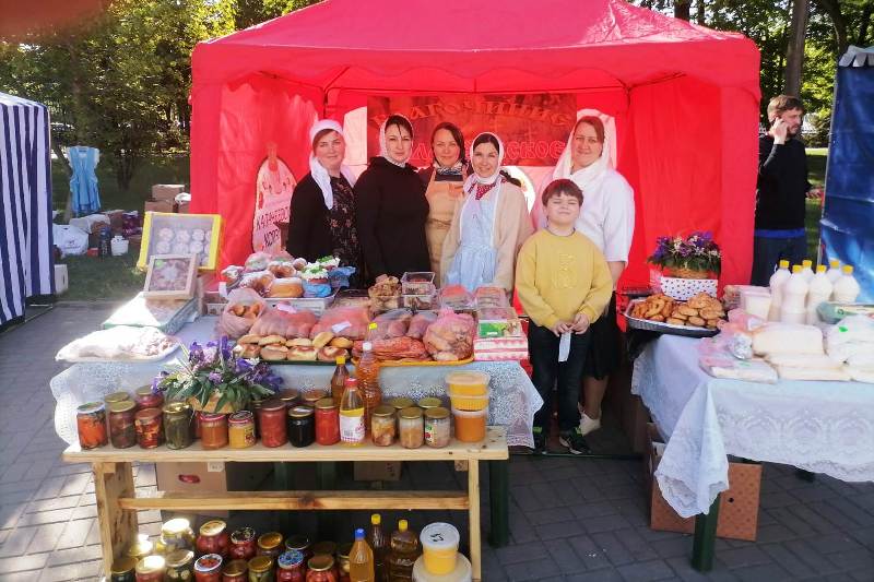 Калачеевское благочиние приняло участие в благотворительной ярмарке, приуроченной ко Дню жен-мироносиц