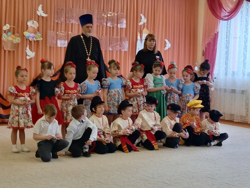 Детей поздравили с Пасхой