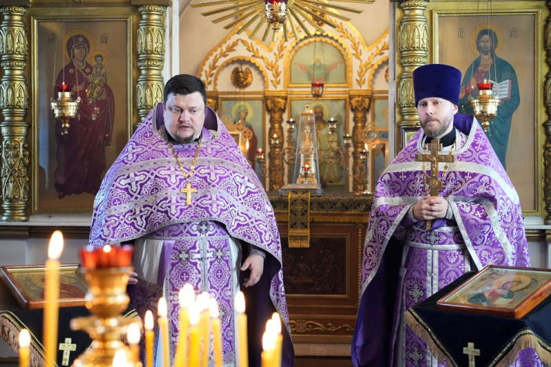 Благочинный Калачеевского церковного округа иерей Иоанн Суздальцев познакомил прихожан Петропавловского храма с иереем Ярославом Манохиным