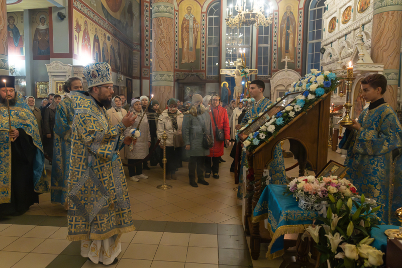 В канун праздника Введения во храм Пресвятой Богородицы епископ Дионисий совершил всенощное бдение в Ильинском кафедральном соборе г. Россоши