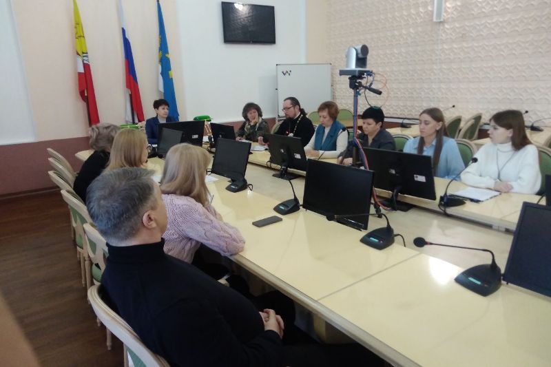 Благочинный Острогожского церковного округа принял участие в заседании Общественной палаты района