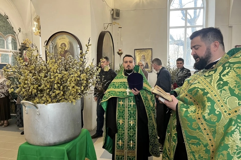 В Казанском храме города Павловска совершили Всенощное бдение в канун Вербного воскресения