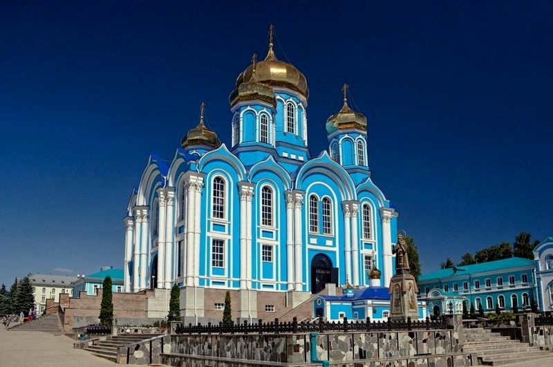 Делегация Верхнемамонского Матвея Платова казачьего кадетского корпуса совершила паломническую поездку по святым местам г. Задонска
