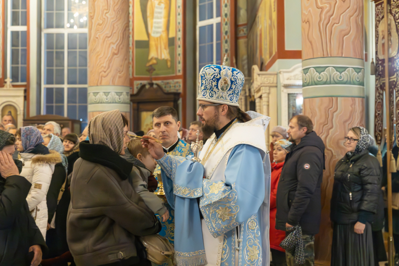 Накануне праздника Введения во храм Пресвятой Богородицы епископ Дионисий совершил всенощное бдение в Ильинском кафедральном соборе