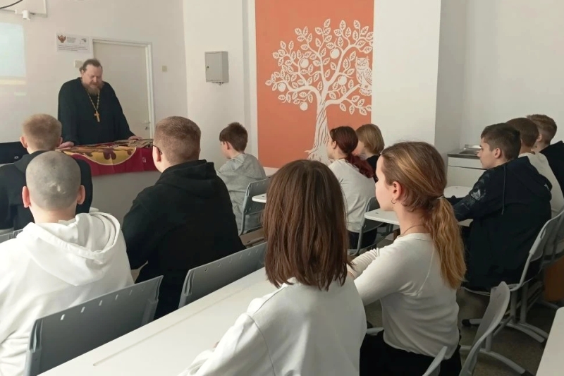 Руководитель епархиального отдела по взаимодействию с казачеством рассказал школьникам о поездках на передовую и о ценностях воинской доблести