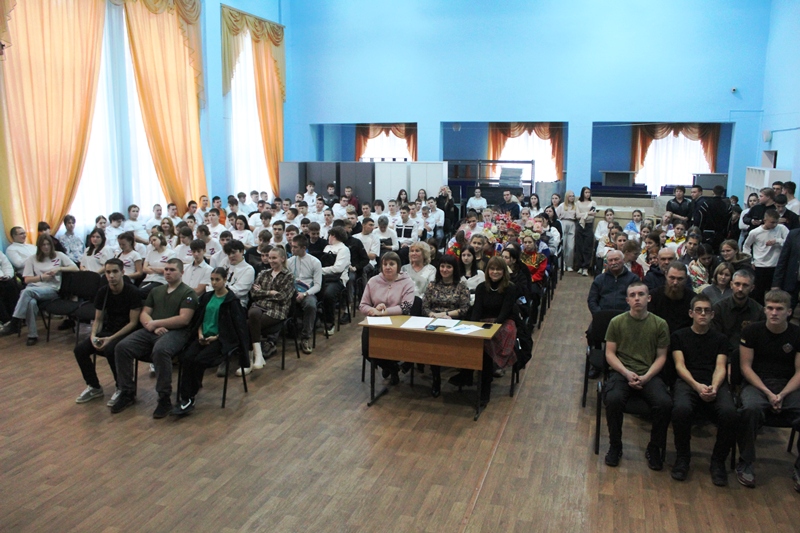 Помощник благочинного по делам молодежи поздравил студентов Калачеевского аграрного техникума