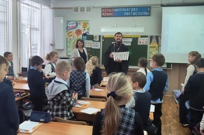 Настоятель Покровского храма села Поповка поздравил учеников МКОУ СОШ № 9 с Пасхой Христовой