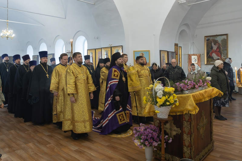 Епископ Дионисий совершил Божественную литургию в Никольском храме с. Урыв – Покровка Острогожского благочиния