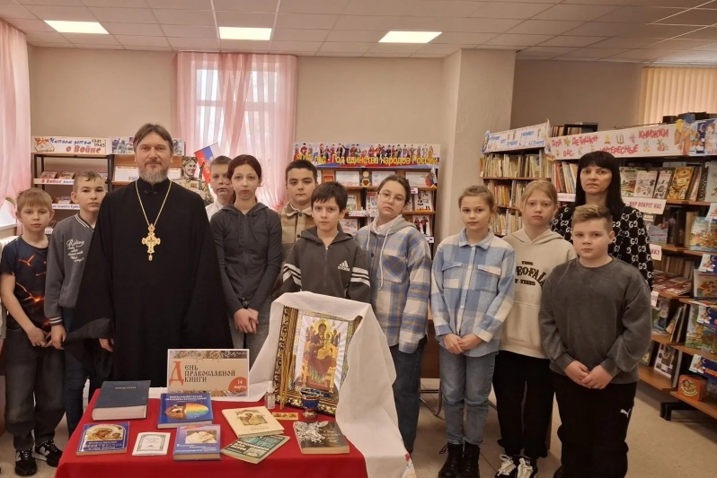 Клирик Россошанского благочиния посетил Марьевскую сельскую библиотеку