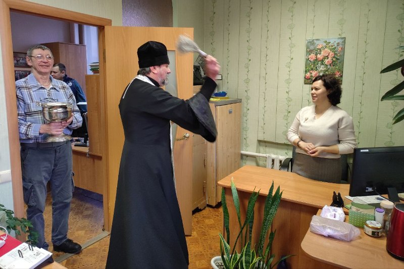 Священник поздравил сотрудников администрации Кантемировского муниципального района с праздником Крещения Господня