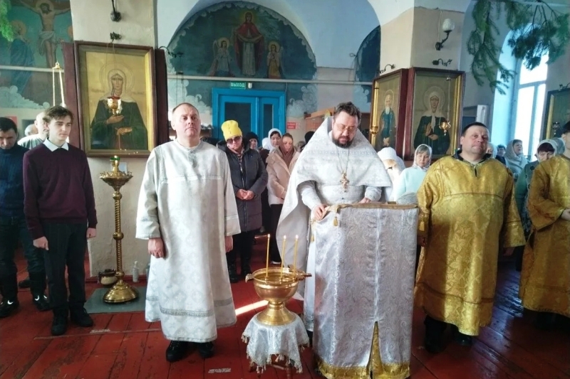 В Крещенский сочельник в храме святых апостолов Петра и Павла села Петропавловка совершена Литургия и чин великого освящения воды