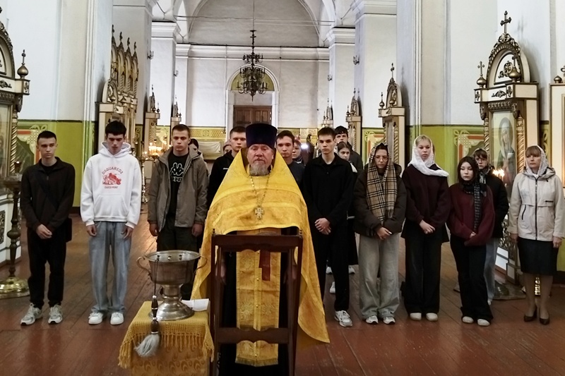 Выпускники Репьевской школы молились о благополучной сдаче экзаменов