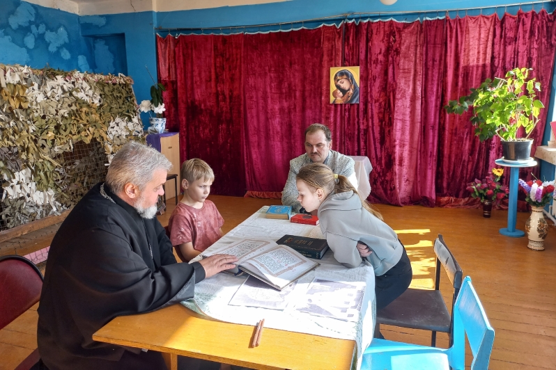 В Михайловском СДК священник принял участие на встрече, посвященной Дню православной книги