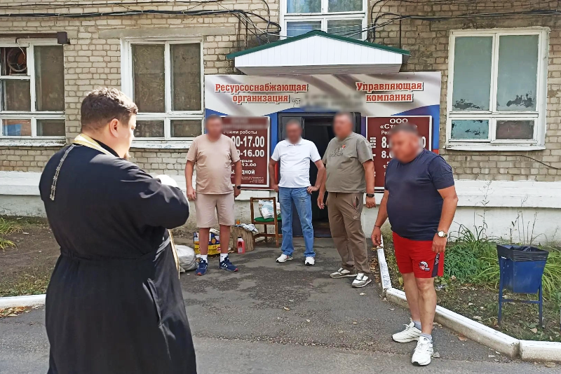 Благочинный Калачеевского церковного округа поддержал волонтеров Пригородного сельского поселения