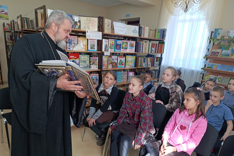 Встреча со священником в Александровской сельской библиотеке в рамках празднования Дня православной книги