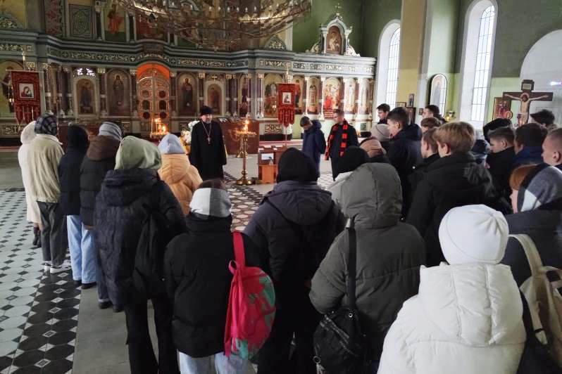 Учащиеся Кантемировской СОШ № 2 посетили с экскурсией храм Живоначальной Троицы в р. п. Кантемировка