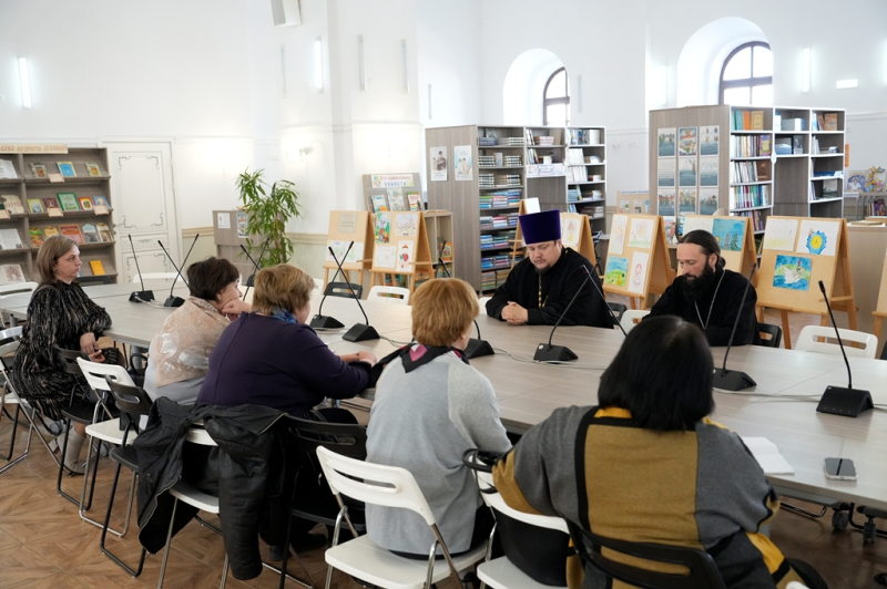 Руководитель миссионерского отдела Россошанской епархии провел педагогическую дискуссию совместно с учителями Основ православной культуры