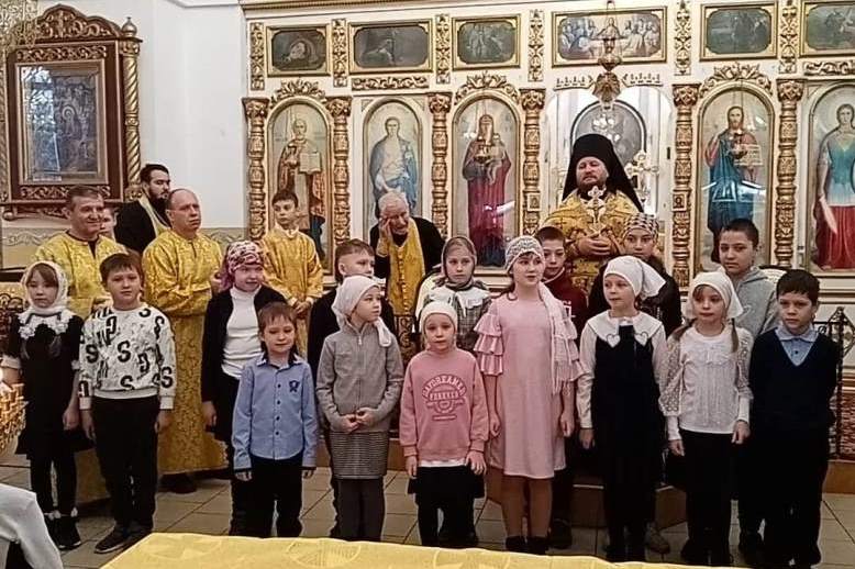 В храме Святого мученика Иоанна Воина г. Богучар поздравили всех женщин с Днем матери