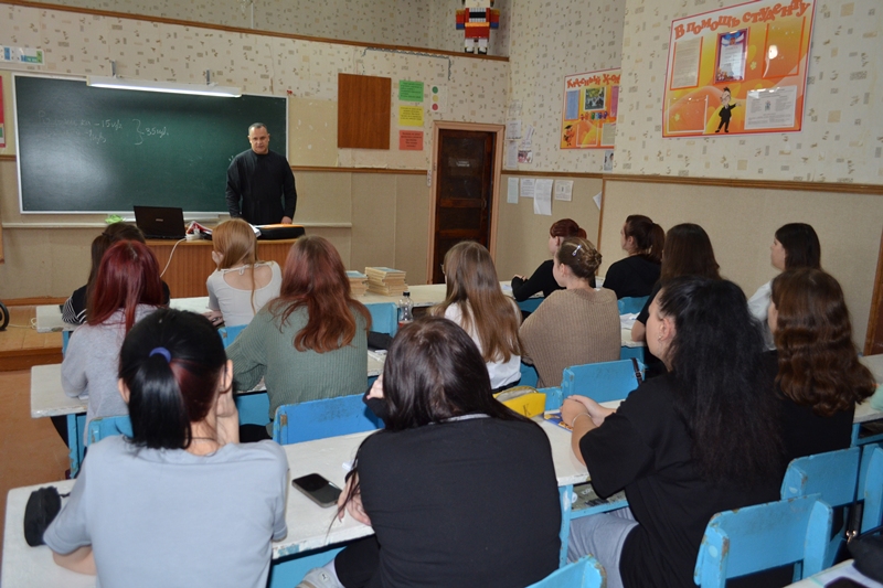Помощник благочинного по делам молодежи рассказал студентам Губернского педагогического колледжа о Патриаршей программе «Исследуйте Писания»