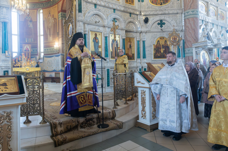 Епископ Россошанский и Острогожский Дионисий возглавил воскресное богослужение в Свято-Ильинском кафедральном соборе г. Россоши