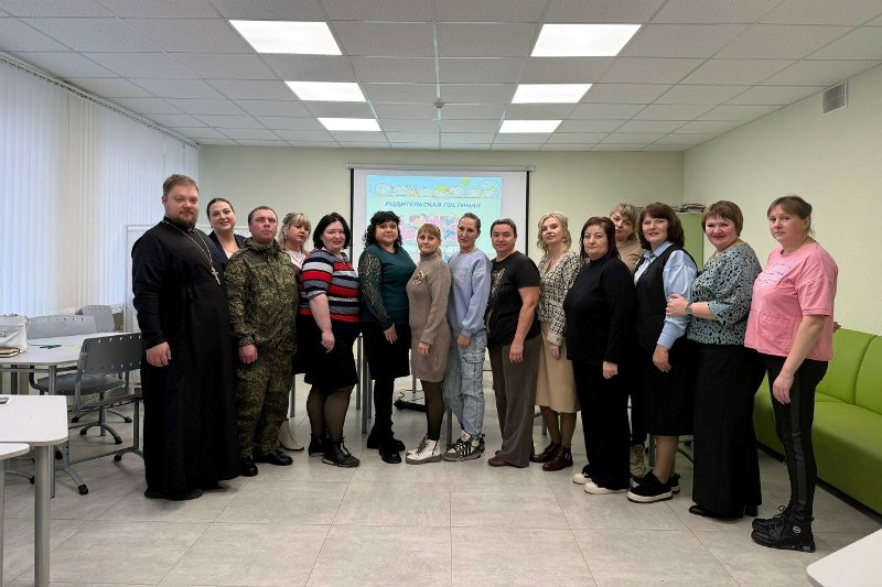 В многопрофильном техникуме г. Острогожска провели классный час, посвященный Дню матери, под названием «Родительская гостиная»