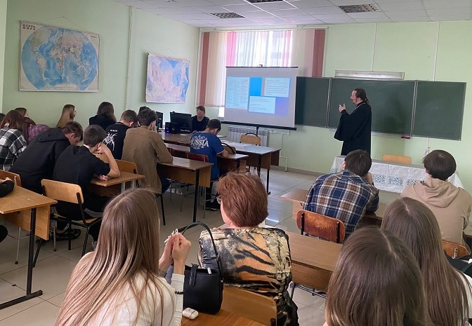 Благочинный Россошанского церковного округа провел встречу со студентами РЭПК