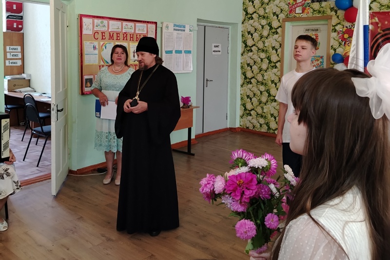 Последний звонок в СОШ села Солдатское Острогожского района: праздник новых горизонтов