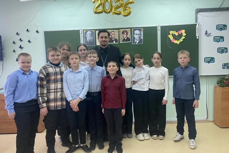 Настоятеля храма святого благоверного князя Александра Невского провел беседу с учащимися Митрофановской школы