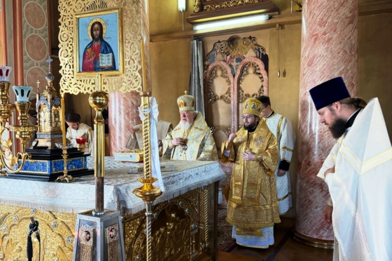 В Неделю 12-ю по Пятидесятнице митрополит Сергий (Фомин) и епископ Дионисий и совершили Божественную литургию в Покровском соборе города Воронежа