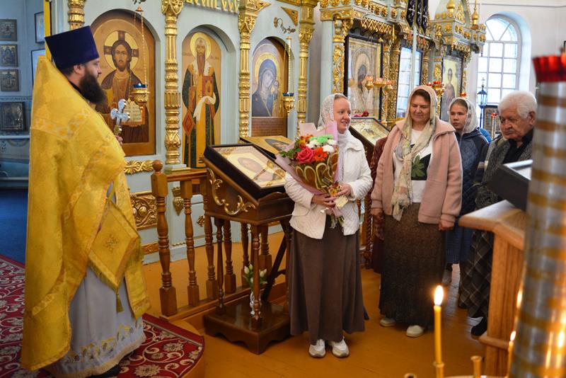 В Казанском храме Каменки совершили богослужение и поздравили матушку Надежду с днём рождения