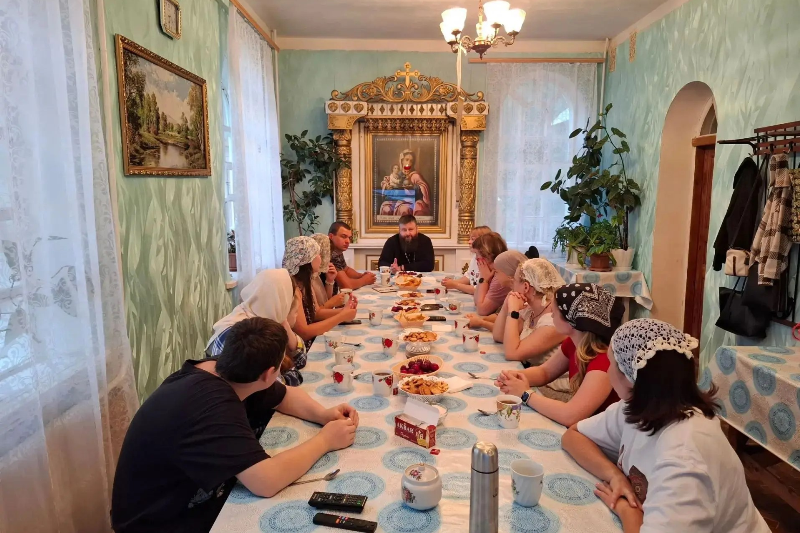 В преддверии Дня Крещения Руси в поселке Каменка прошла встреча молодежного актива с благочинным Каменского церковного округа