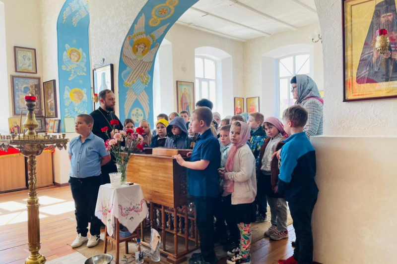 Михайло-Архангельский храм посетили воспитанники Воронцовской школы