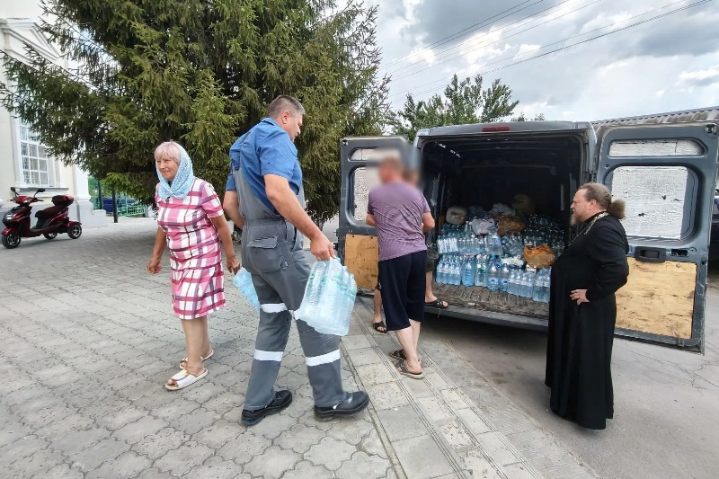 Прихожане храма Архистратига Божия Михаила города Острогожска передали питьевую воду участникам специальной военной операции