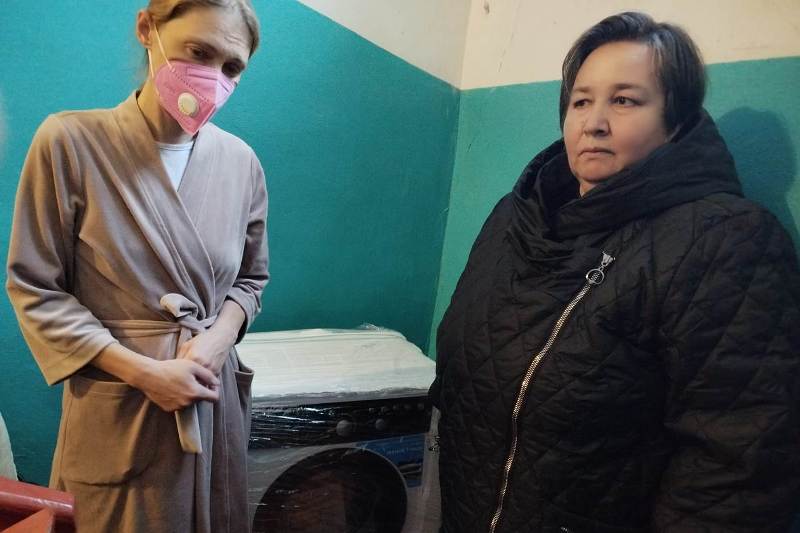 Социальный отдел Калачеевского благочиния приобрел для нуждающейся семьи современную стиральную машину