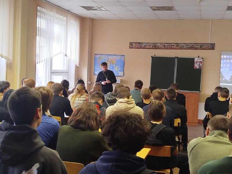 В Россошанском техникуме священнослужитель провел беседу со студентами о жизни и ее духовных ценностях, о вере и связи поколений 