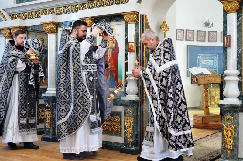 Литургию Преждеосвященных Даров в Казанском храме города Павловска