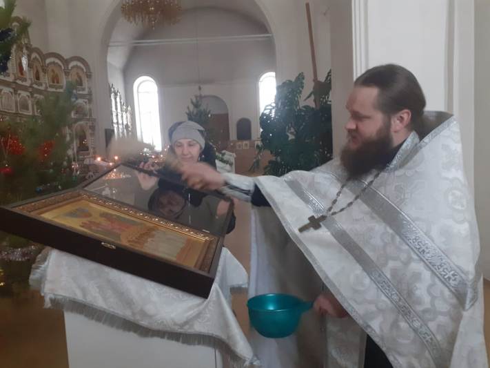 В день памяти святых мучеников младенцев Вифлеемских в Верхнем Мамоне совершили молебен и освящение новописанной храмовой иконы