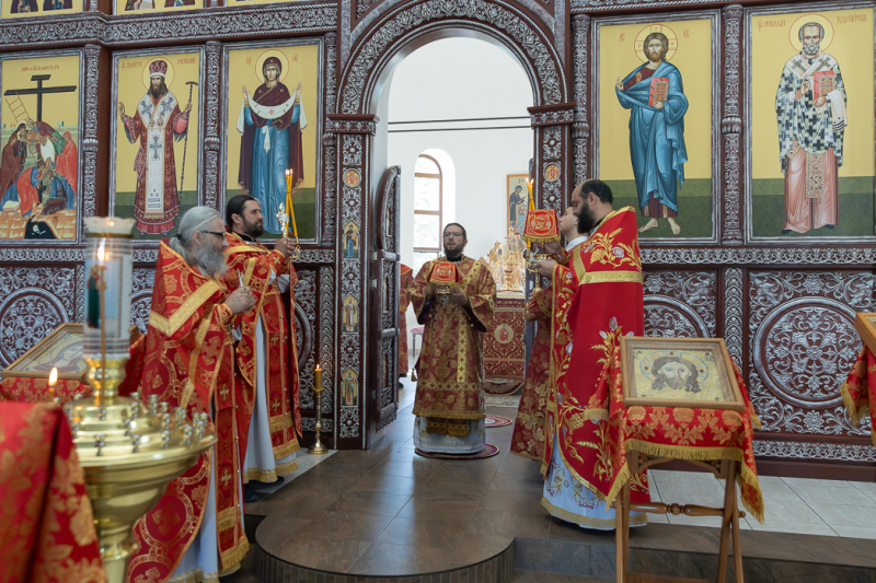 Преосвященнейший епископ Дионисий совершил Божественную литургию в Белогорском мужском монастыре